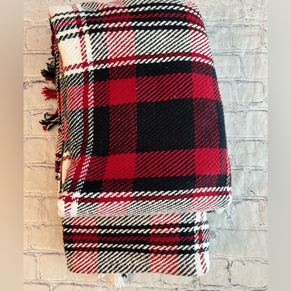 PLAID RED/BLACK/WHITE THROW BLANKET WITH FRINGE - Picture 7 of 7